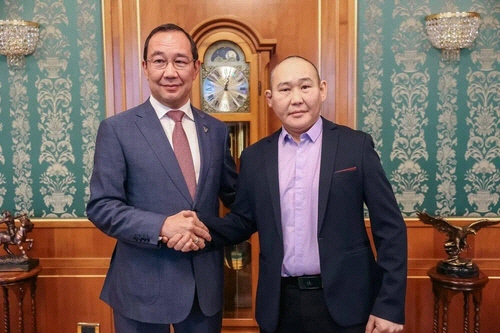 아이센 니콜라예프 사하공화국 수장과 만난 그리고리예프 상병(오른쪽)[아이센 니콜라예프 사하공화국 수장 텔레그램]